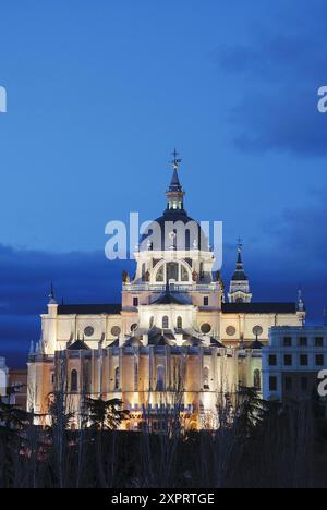 Die Kathedrale von Almudena von Las Vistillas Nachtblick Madrid Spanien Stockfoto