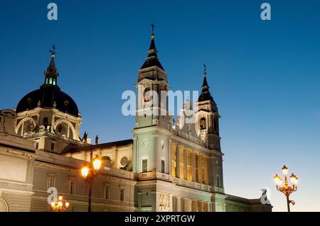 Die Kathedrale von Almudena, Nachtansicht Madrid Spanien Stockfoto