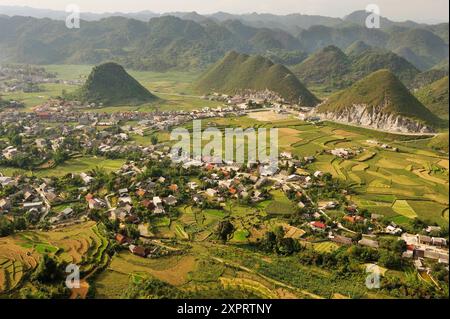 Reisfelder rund um das Dorf Tam Son vom Quan Ba Pass aus auf der Straße nach Yen Minh, Provinz Ha Giang, Nordvietnam, südostasien Stockfoto