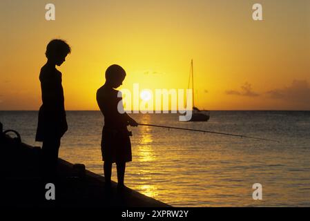 Junge Fischer auf einem Ponton Les ANSES-d'Arlet Insel Martinique französisches Überseedepartement und Region Antilles Caraibes Archipel Stockfoto