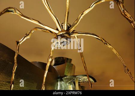 Maman-Skulptur der französisch-amerikanischen Künstlerin Louise Bourgeois 1911-2010 neben dem Guggenheim Museum, entworfen vom Architekten Frank Gehry, Bilbao, p Stockfoto