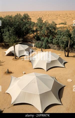 Zelte von Pansea Hotel & Resort, Ksar Ghilane Oase am Rande der Sahara Wüste, Tunesien, Nordafrika. Stockfoto