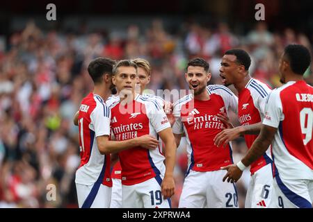 Emirates Stadium, London, Großbritannien. August 2024. Arsenal gegen Bayer Leverkusen ist fußballfreundlich, Arsenal feiert das Tor von Leandro Trossard in der 11. Minute mit 2:0. Beschreibung: Action Plus Sports/Alamy Live News Stockfoto
