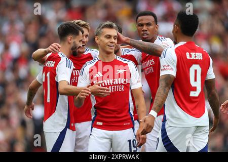 Emirates Stadium, London, Großbritannien. August 2024. Arsenal gegen Bayer Leverkusen ist fußballfreundlich, Arsenal feiert Leandro Trossard in der 11. Minute mit 2:0. Beschreibung: Action Plus Sports/Alamy Live News Stockfoto