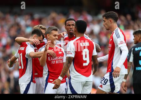 Emirates Stadium, London, Großbritannien. August 2024. Arsenal gegen Bayer Leverkusen ist fußballfreundlich, Arsenal feiert das Tor von Leandro Trossard in der 11. Minute mit 2:0. Beschreibung: Action Plus Sports/Alamy Live News Stockfoto