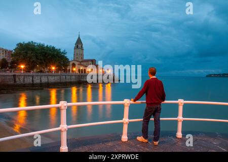 Mann auf der Promenade, Nachtsicht. Gijon, Asturien, Spanien. Stockfoto