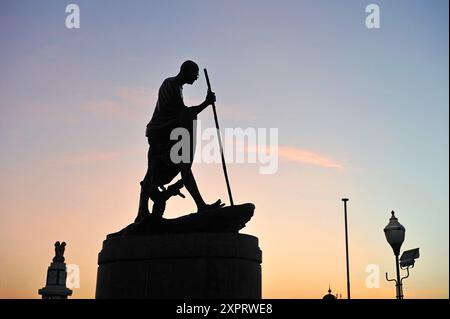 Mahatma Gandhi Statue an der Promenade entlang Marina Beach, Chennai Madras, Coromandel Coast, Tamil Nadu, Südindien, Asien. Stockfoto