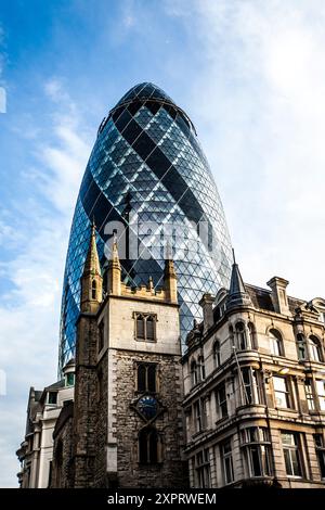 Blick nach Norden bis St. Mary Axe. Die Gurke-förmigen Wolkenkratzer im Bild heißt offiziell 30 St Mary Axe. Stockfoto