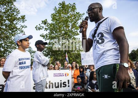 AMSTERDAM - der Anwalt Royce de Vries und Mitchell Esajas, Mitbegründer des Schwarzen Archivs, sprechen während des solidaritätsmarsches für den Amsterdamer Jungen Mikael und seine armenische Mutter, die zuvor gehört haben, dass sie nicht in den Niederlanden bleiben dürfen. ANP DINGENA MOL niederlande Out - belgien Out Stockfoto