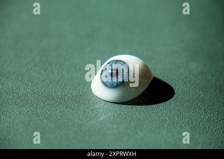 Menschliche Glass-Eye auf einem Blau Grün U-Bahn. Stockfoto