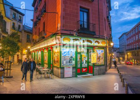 El Madroño Restaurant im Nuntius Straße Ecke nach Segovia Straße, Nacht. Madrid, Spanien. Stockfoto