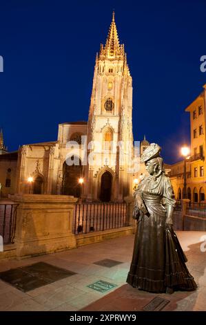 La Regenta Statue, Kathedrale, Nacht. Oviedo, Spanien. Stockfoto