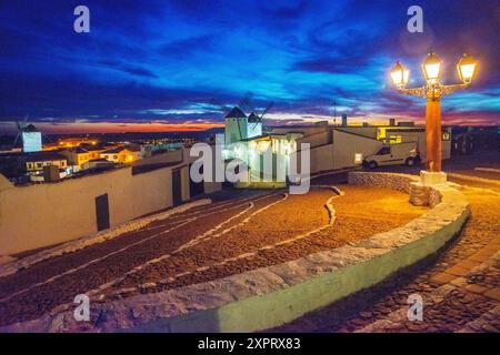 Straße und Windmühlen, Nachtblick. Campo de Criptana, Provinz Ciudad Real, Castilla La Mancha, Spanien. Stockfoto