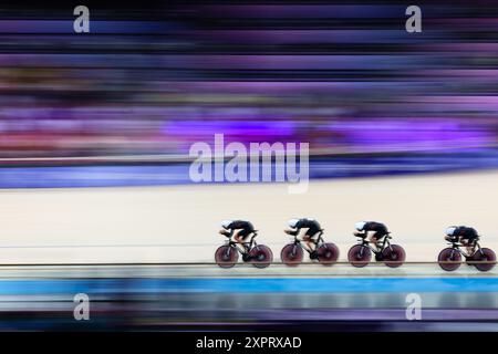 PARIS, FRANKREICH. August 2024. Die Silbermedaillengewinner Ethan Hayter, Oliver Wood, Charlie Tanfield und Ethan Vernon vom Team Great Britain treten am zwölften Tag der Olympischen Spiele 2024 im Velodrome Saint-Quentin-en-Yvelines in Paris an. Quelle: Craig Mercer/Alamy Live News Stockfoto