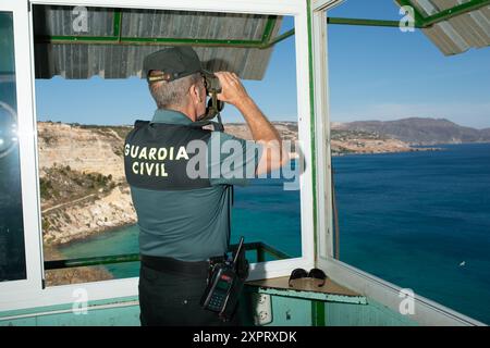 Ein Beamter der Guardia Civil, der die europäische Außengrenze zu Afrika von einem Wachturm in der spanischen Enklave Melilla aus beobachtet. Dieses Bild wurde im Juni 2012 aufgenommen und zeigt Sicherheits- und Überwachungsmaßnahmen. Stockfoto