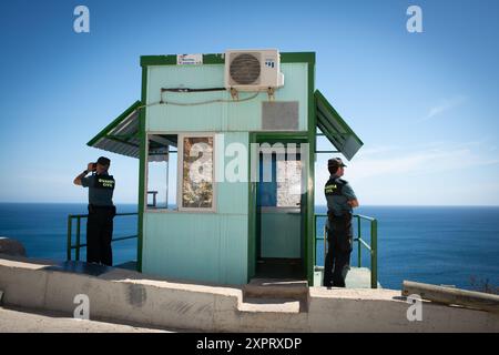 Guardia Zivilbeamte stehen an einem Überwachungsposten entlang der Außengrenze der Europäischen Union zu Afrika in Melilla, Spanien, zur Wache. Das Bild, das im Juni 2012 aufgenommen wurde, hält ihre Wachsamkeit vor einer malerischen Küstenkulisse fest. Stockfoto