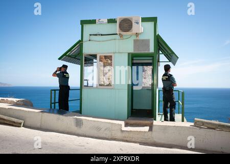 Guardia Civil Officers werden im Juni 2012 in der spanischen Enklave Melilla, Afrika, unter einem klaren blauen Himmel die Küstengrenze des Außenbereichs der Europäischen Union sorgfältig überwacht. Stockfoto