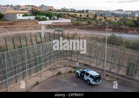 Guardia Zivilbeamte beobachteten die Außengrenze zwischen der Europäischen Union und Afrika in der spanischen Enklave Melilla. Das Bild zeigt die Grenzzäune und ein Fahrzeug der Guardia Civil im Juni 2012. Stockfoto