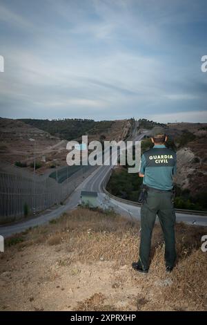 Zivilbeamter der Guardia vor einem Grenzzaun, der die Außengrenze der Europäischen Union zu Afrika in der spanischen Enklave Melilla überwacht. Juni 2012. Stockfoto