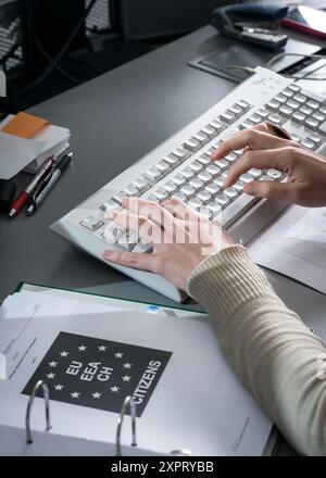 Nahaufnahme der Hände, die auf einer Tastatur tippen, im FRONTEX-Lagezentrum in Warschau. FRONTEX koordiniert die Überwachung und den Schutz der EU-Außengrenzen. Stockfoto