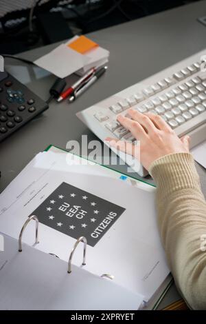 Nahaufnahme der Hand einer Person, die auf einer Tastatur im Frontex-Lagezentrum im Hauptquartier in Warschau tippt. Das Bild zeigt auch Dokumente im Zusammenhang mit den Überwachungs- und Schutzprogrammen der EU an den Außengrenzen. Stockfoto