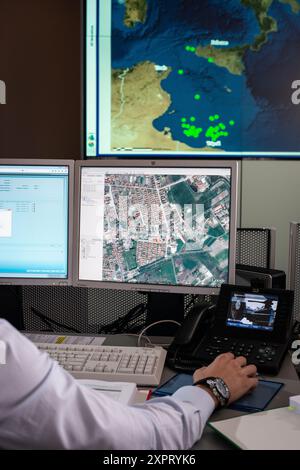 Das Lagezentrum FRONTEX am Hauptsitz in Warschau nutzt Spitzentechnologie, um die Überwachung und den Schutz der Außengrenzen der Europäischen Union im Rahmen des EUROSUR-Programms zu koordinieren. Stockfoto