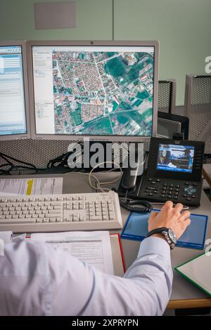 Das Lagezentrum Frontex in Warschau koordiniert die Überwachung und den Schutz der Außengrenzen der Europäischen Union. Das Bild zeigt einen Mitarbeiter, der Satellitenbilder und Daten für das EUROSUR-Programm überwacht. Stockfoto