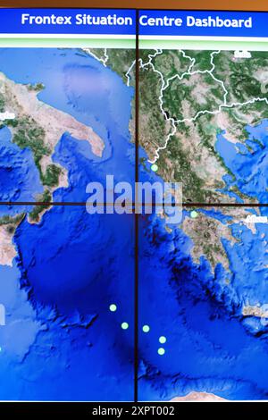 Im Frontex Lagezentrum Dashboard in Warschau wird eine digitale Karte des Mittelmeers angezeigt. Grüne Indikatoren heben Überwachungspunkte hervor, die den Schutz der EU-Außengrenzen koordinieren. Stockfoto