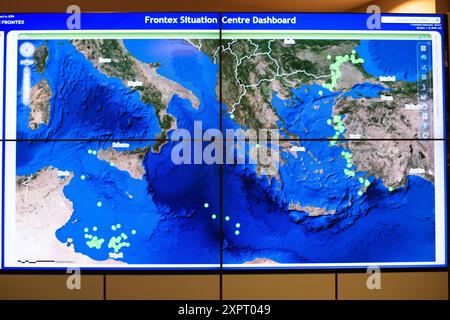 Das Lagezentrum Frontex am Hauptsitz in Warschau koordiniert die Überwachung und den Schutz der EU-Außengrenzen und stellt das EUROSUR-Programm vor. Das Dashboard bietet eine detaillierte Karte der überwachten Bereiche. Stockfoto