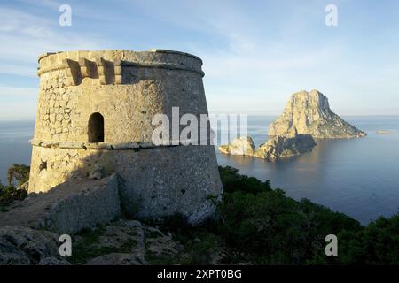 Torre des Savinar und Es Vedra und Es Vedranell Inseln, Sant Josep de Sa Talaia, Ibiza. Balearen, Spanien Stockfoto