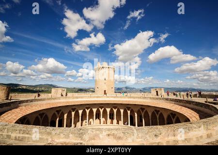 Kreisförmige Kreuzgang, das Schloss Bellver, - XIV Jahrhundert - Palma De Mallorca-Mallorca-Balearen-Spanien Stockfoto