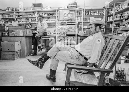 Mazedonien, Arkansas, Vereinigte Staaten – 23. Juni 2024: Horizontaler Schuss von zwei Männern, die in einem alten Landhaus in Arkansas saßen, im Jahr 197 Stockfoto