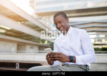 Junger Mann, der im Freien mit Smartphones unterwegs war Stockfoto
