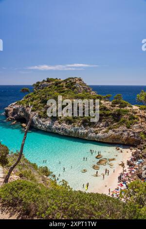 Spanien, Balearen, Mallorca, Santanyi, Cala de es Moro, erhöhter Blick auf den malerischen Strand in felsiger Bucht Stockfoto