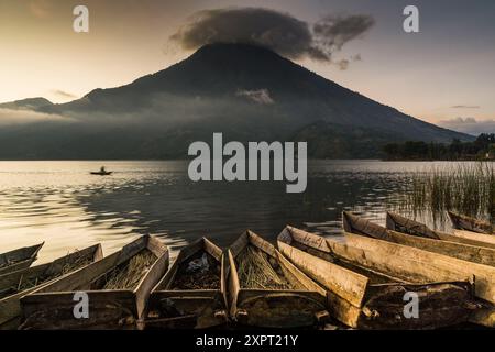 Kanus. Atitlan See. San Pedro Volcano. Santiago Atitlan, Solola Abteilung, Guatemala Stockfoto