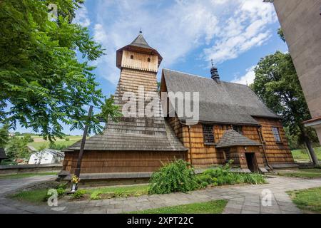 iglesia del Arcángel San Miguel, siglo XV-XVI construida integramente con madera, Binarowa, voivodato de la Pequeña Polonia, Cárpatos, Polonia, europa Stockfoto