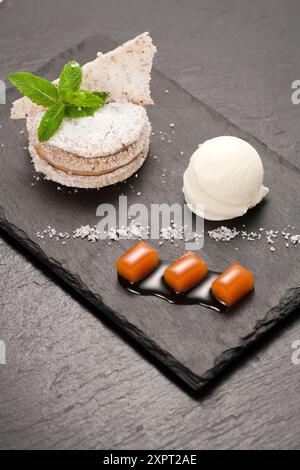Nougatmousse mit Fleur de Sel und Passionsfruchtewürfeln Stockfoto