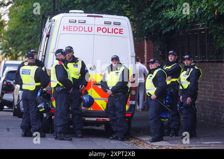 Die walisische Polizei versammelt sich, als Anti-Rassismus-Demonstranten in Newcastle demonstrieren. Bilddatum: Mittwoch, 7. August 2024. Stockfoto