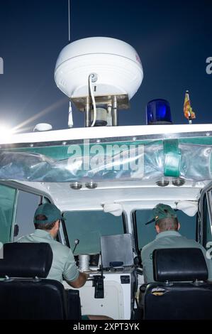 Guardia Zivilbeamte werden an Bord eines Patrouillenbootes während ihrer Überwachungspflicht an der Außengrenze der Europäischen Union zu Afrika in der spanischen Enklave Melilla im Juni 2012 gesehen. Stockfoto