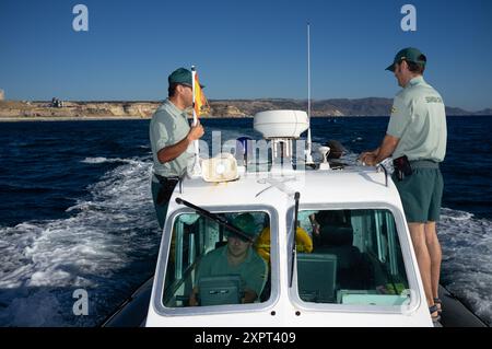 Guardia Zivilbeamte auf einem Patrouillenboot, das die Sicherheit entlang der Grenze der Europäischen Union zu Afrika in Melilla, Spanien, gewährleistet. Das Bild zeigt ihre wachsamen Bemühungen an einem sonnigen Tag im Juni 2012. Stockfoto