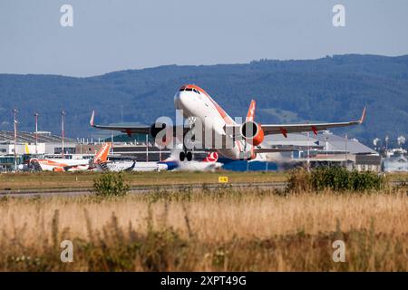 Easy Jet A320 Neo Start, Symbolbild, EuroAirport Basel Mulhouse, Schweiz, Frankreich, Kennzeichen HB-AYO, Airbus 320-251N, Passagiere, Reisen, Fliegen, Urlaub, Geschäftsflüge, Flugverkehr, Verbindung, International, Geschäftsflugzeug, Flugzeug, Abheben, Startbahn, EasyJet Basel EuroAirport Basel Mulhouse F Baden-Württemberg Frankreich *** Easy Jet A320 Neo take-off, symbolisches Bild, EuroAirport Basel Mulhouse, Schweiz, Frankreich, Kennzeichen HB AYO, Airbus 320 251N, Passagiere, Reisen, Fliegen, Urlaub, Geschäftsflüge, Flugverkehr, Anschlussflüge, International, Geschäftsflugzeug, Flugzeug, t Stockfoto