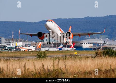 Easy Jet A320 Neo Start, Symbolbild, EuroAirport Basel Mulhouse, Schweiz, Frankreich, Kennzeichen HB-AYO, Airbus 320-251N, Passagiere, Reisen, Fliegen, Urlaub, Geschäftsflüge, Flugverkehr, Verbindung, International, Geschäftsflugzeug, Flugzeug, Abheben, Startbahn, EasyJet Basel EuroAirport Basel Mulhouse F Baden-Württemberg Frankreich *** Easy Jet A320 Neo take-off, symbolisches Bild, EuroAirport Basel Mulhouse, Schweiz, Frankreich, Kennzeichen HB AYO, Airbus 320 251N, Passagiere, Reisen, Fliegen, Urlaub, Geschäftsflüge, Flugverkehr, Anschlussflüge, International, Geschäftsflugzeug, Flugzeug, t Stockfoto