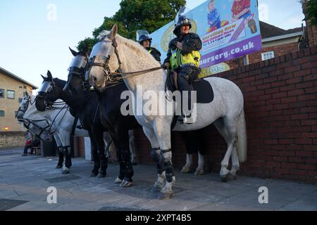 Die Polizei auf Pferden versammelt sich, während Anti-Rassismus-Demonstranten in Newcastle demonstrieren. Bilddatum: Mittwoch, 7. August 2024. Stockfoto