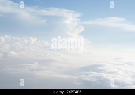 Ein atemberaubender Blick auf flauschige Wolken und klaren blauen Himmel von oben. Die ruhige Szene weckt Gefühle des Friedens, der Ruhe und der Freiheit. Perfekt für Themen wie Natur, Himmel und Entspannung. Stockfoto