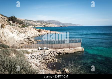 Guardia Zivilbeamte überwachen die Küstengrenze der Europäischen Union und Afrikas in der spanischen Enklave Melilla. Aufgenommen im Juni 2012, präsentiert Sicherheitsmaßnahmen und eine atemberaubende Küstenlandschaft. Stockfoto