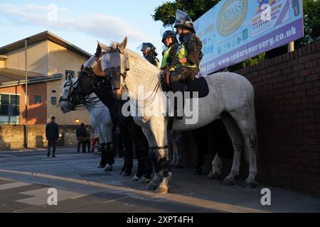 Die Polizei auf Pferden versammelt sich, während Anti-Rassismus-Demonstranten in Newcastle demonstrieren. Bilddatum: Mittwoch, 7. August 2024. Stockfoto