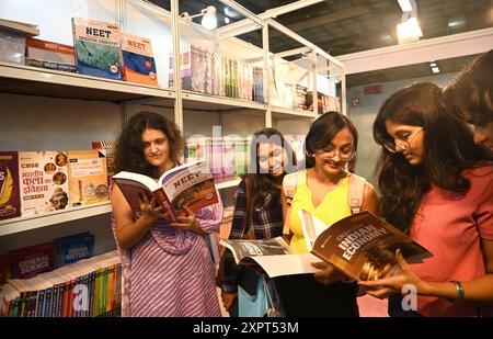 Neu-Delhi, Indien. August 2024. NEW DELHI, INDIEN - 7. AUGUST: Besucher der Delhi Buchmesse im Pragati Maidan am 7. August 2024 in Neu-Delhi, Indien. (Foto: Arvind Yadav/Hindustan Times/SIPA USA) Credit: SIPA USA/Alamy Live News Stockfoto