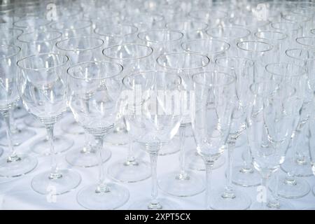 Nahaufnahme vieler leerer Weingläser auf einem Tisch. Speisen im Restaurant für den Empfang der Gäste und eine alkoholische Party. Viel sauberer Champagner Stockfoto