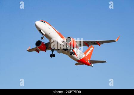 Easy Jet A320 Neo Start, Symbolbild, EuroAirport Basel Mulhouse, Schweiz, Frankreich, Kennzeichen HB-AYO, Airbus 320-251N, Passagiere, Reisen, Fliegen, Urlaub, Geschäftsflüge, Flugverkehr, Verbindung, International, Geschäftsflugzeug, Flugzeug, abheben, EasyJet Basel EuroAirport Basel Mulhouse F Baden-Württemberg Frankreich *** Easy Jet A320 Neo Start, symbolisches Bild, EuroAirport Basel Mulhouse, Schweiz, Frankreich, Kennzeichen HB AYO, Airbus 320 251N, Passagiere, Reisen, Fliegen, Urlaub, Geschäftsflüge, Flugverkehr, Anschlussflüge, International, Geschäftsflugzeug, Flugzeug, Start, EAS Stockfoto