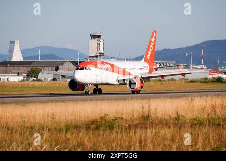 Easy Jet A320 Landung, Symbolbild, EuroAirport Basel Mulhouse, Schweiz, Frankreich, Kennzeichen HB-JZZ, Airbus 320-214, Passagiere, Reisen, Urlaub, Fliegen, Geschäftsflüge, Flugverkehr, Verbindung, international, Tower, Geschäftsflugzeug, Flugzeug, Startbahn, Schubumkehr, Umkehrschub, Ladebahn, EasyJet Basel EuroAirport Basel Mulhouse F Baden-Württemberg Frankreich *** Easy Jet A320 Landung, symbolisches Bild, EuroAirport Basel Mulhouse, Schweiz, Frankreich, Kennzeichen HB JZZ, Airbus 320 214, Passagiere, Reise, Urlaub, fliegen, Geschäftsflüge, Flugverkehr, Anschlussflüge, international, turm Stockfoto